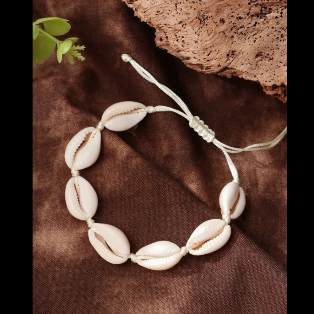 Gorgeous White Puka Shell Bracelet - Picture 2 of 4
